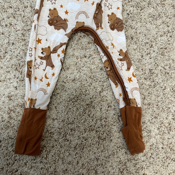 Little Sleepies Kids Unisex Onesie Beary Sleepy Crescent Zippy. Size: 12-18 Mos. - Picture 4 of 11